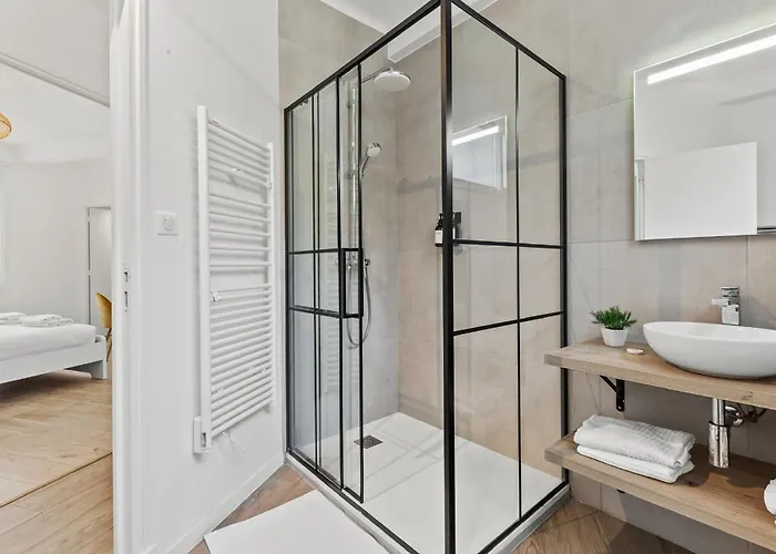 Beautiful And Cozy 3 Bedrooms In * アンティーブ